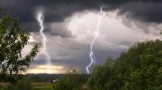 На вихідних в Івано-Франківській області очікуються дощі та грози